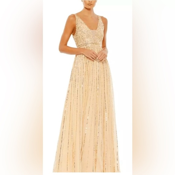 Mac Duggal 10700 NWT Sequin Plunge Neck Gown - Picture 1 of 8